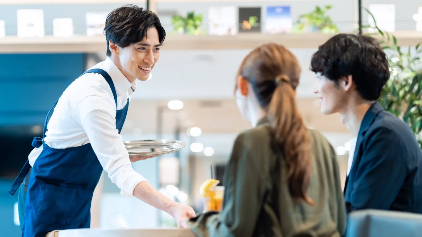 カフェの定員と客の画像